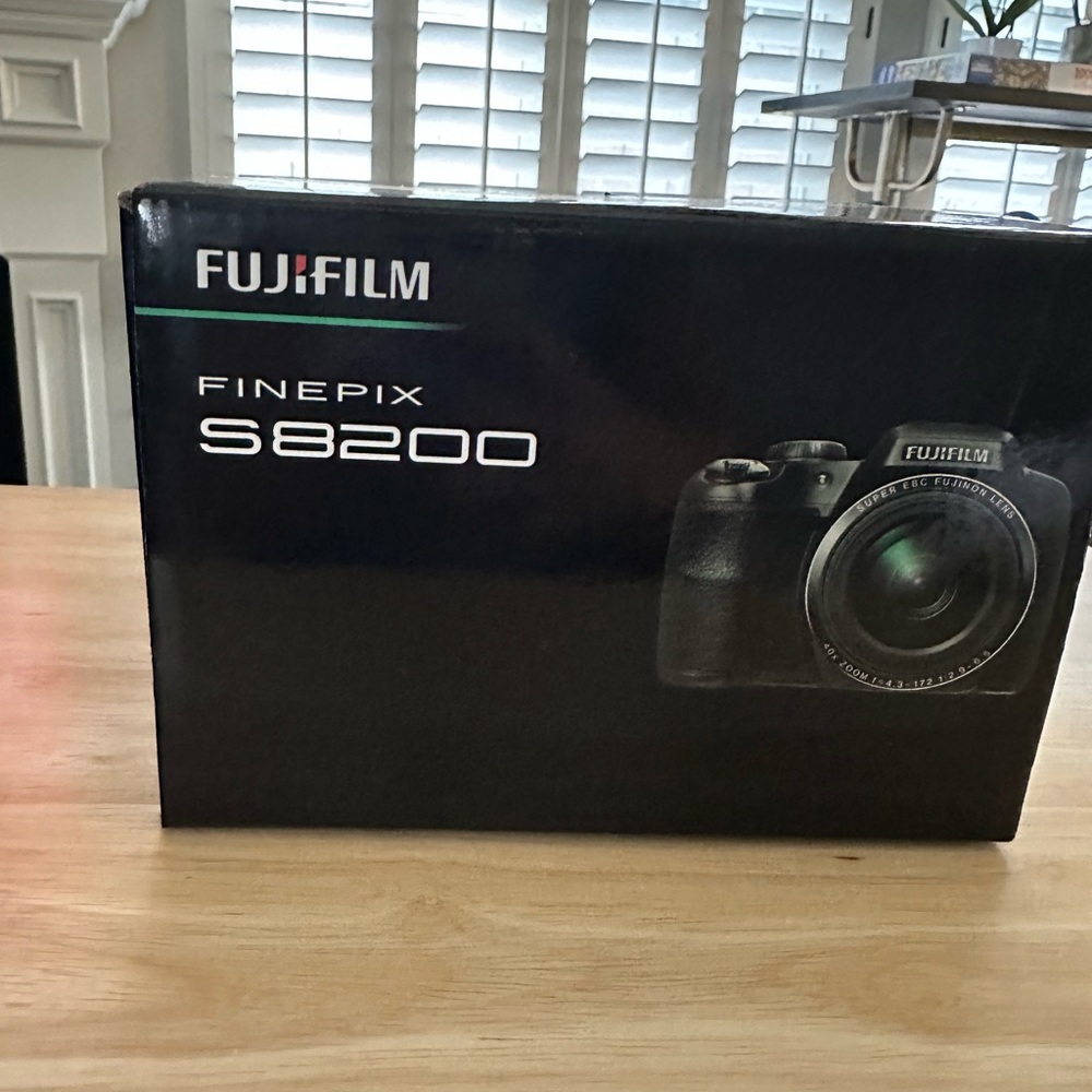 Fujifilm Finepix S8200 camera